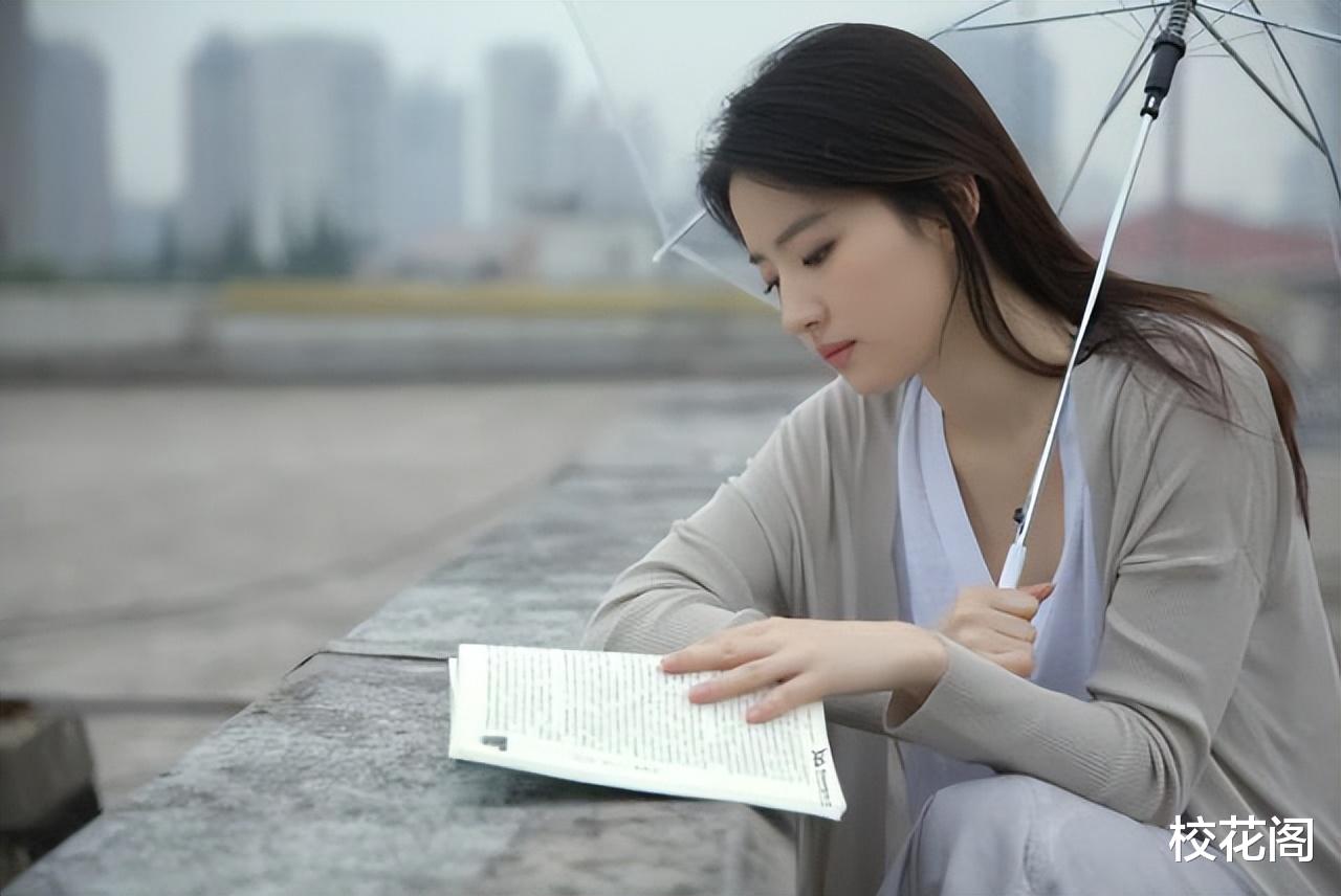 看刘亦菲“婉拒”董宇辉的邀约，才明白杨幂到底差在哪儿