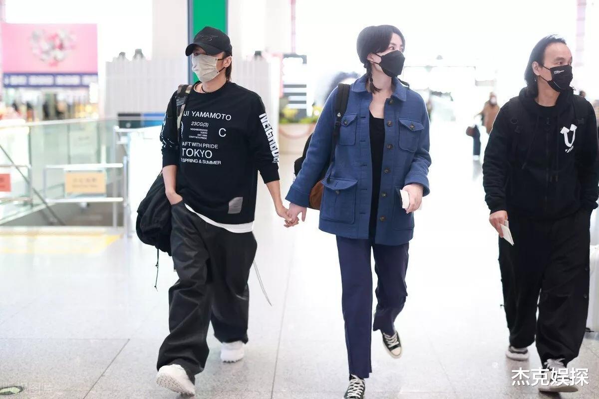 古天乐|王菲谢霆锋牵手亮相回港，两人坐飞机经济舱，大方任由旅客拍照