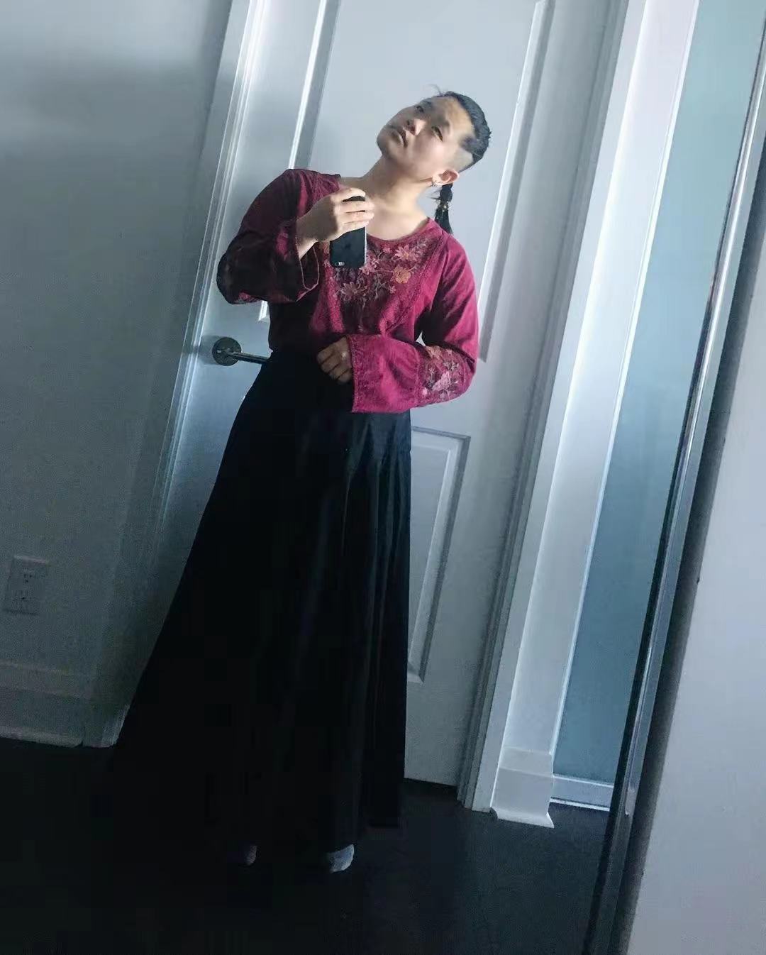 毕凌|毕福剑女儿长居国外曝近照!爆炸头身材壮硕,撞脸张嘎似女汉子