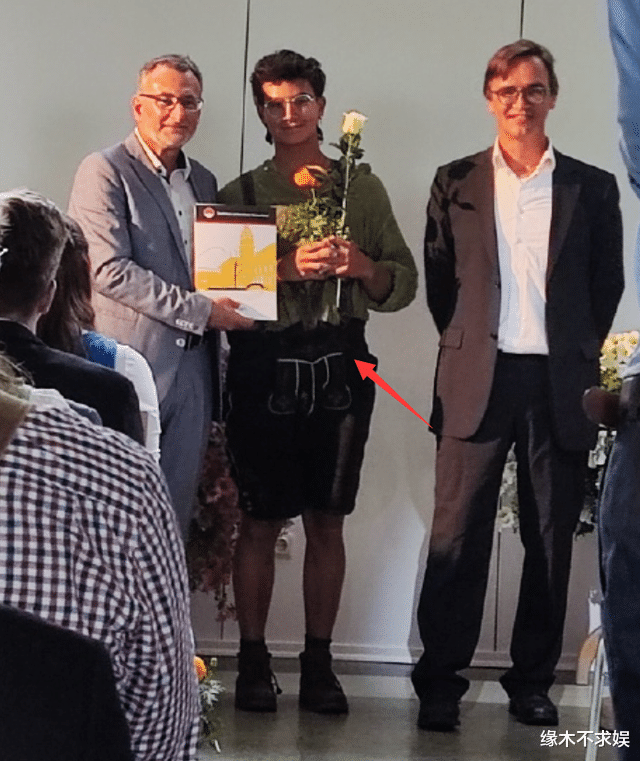 龚琳娜缺席儿子毕业典礼，18岁混血儿子穿搭另类，教育方式引争议