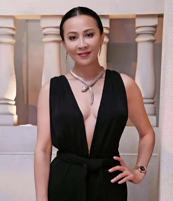 盘点金星吐槽的走红毯穿深v,又露又捂的女明星,主要针对谁 - 娱乐资讯