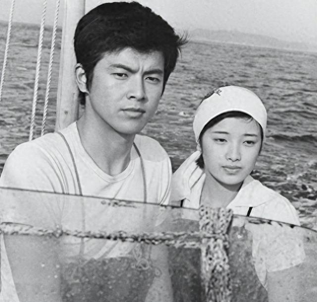 被山口百惠的老年状态惊艳到:64岁发腮发福,穿衣极简却气质高级