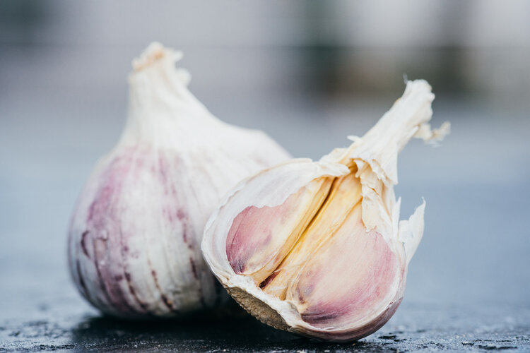 长期用大蒜“炝锅”，炒出来的菜会致癌，是真的吗？告诉你答案