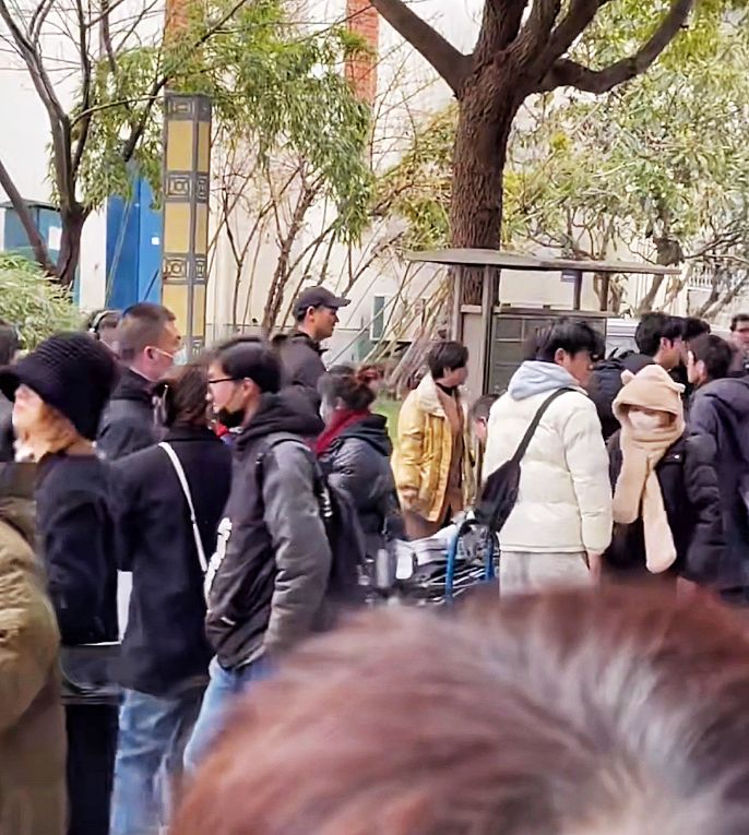 殷桃|苏州：演员殷桃现身小区拍戏，身材曼妙有女人味，“已年过四十”