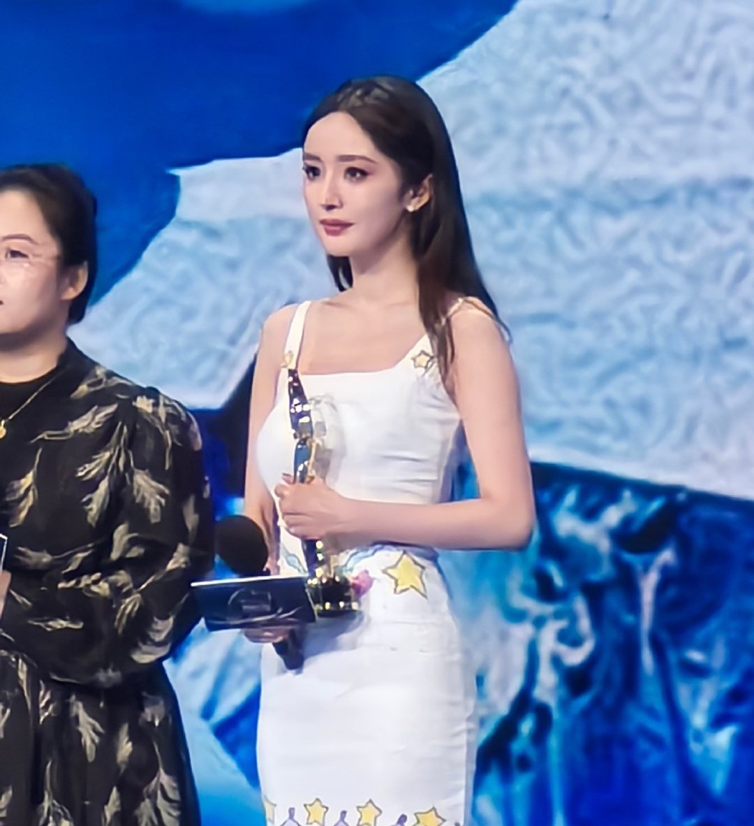 杨幂穿吊带玩性感!人松肉紧、风情万种,“葫芦身材”撩人于无形