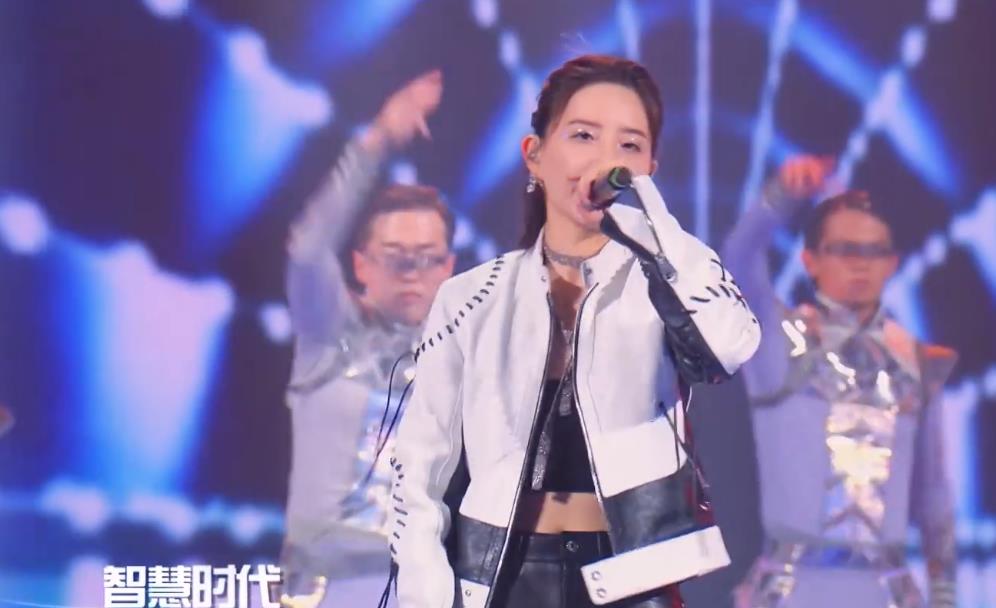 818晚会:周深唱哭我,Ella脸崩,周笔畅乱穿,李宇春化“猴妆”