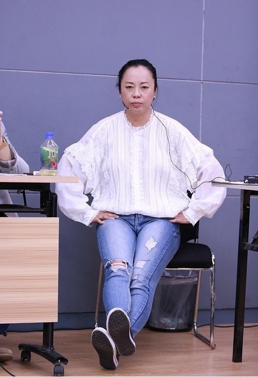 光芒|真改头换面!54岁黄绮珊上节目模样巨变,气质温婉变年轻撞脸姚晨