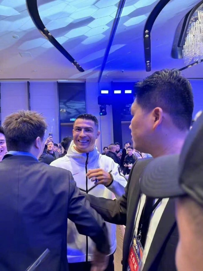 C罗参加晚宴,导演郭靖宇弟弟杨志刚与其同桌,演员岳丽娜也来了