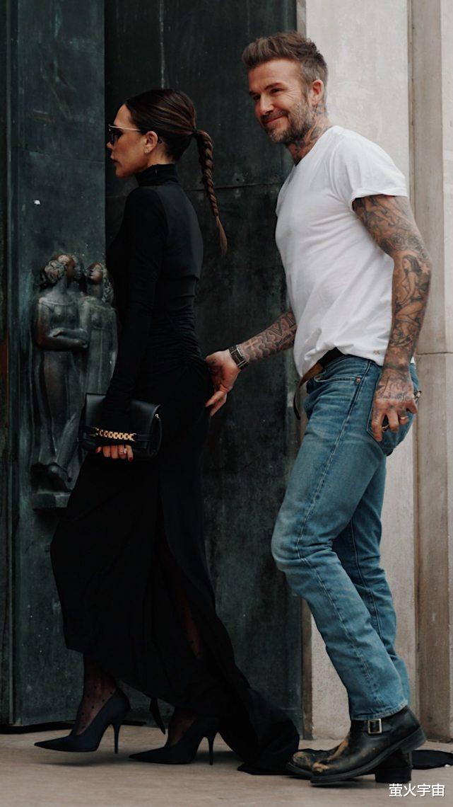 维多利亚·贝克汉姆|贝克汉姆被48岁娇妻搂腰看秀,贝嫂瘦成一条线,家中长子又改行了