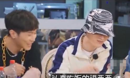 范丞丞|范丞丞蘸菜汤被马伯骞嘲笑，看他下意识的举动，撕开内娱的遮羞布