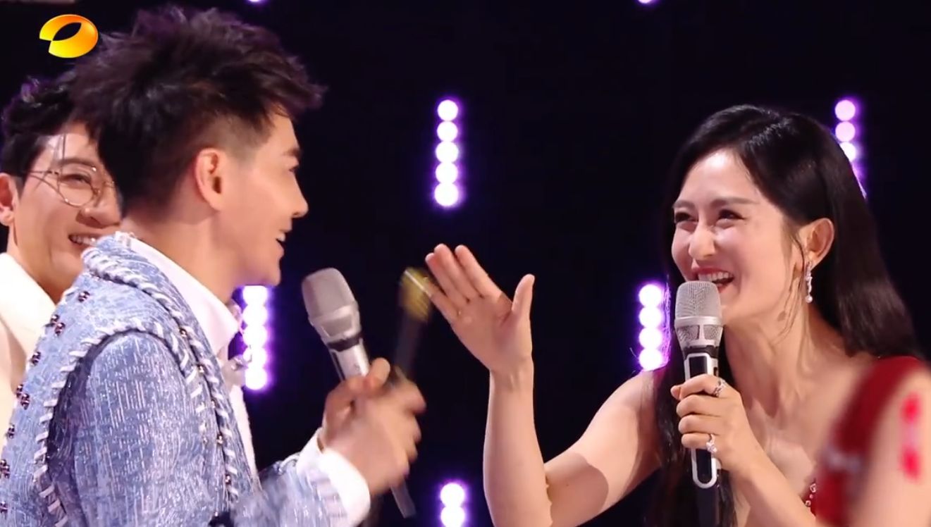 谢娜主持双11晚会惹争议!全程抢话尬聊情商低,导致沙溢下不了台