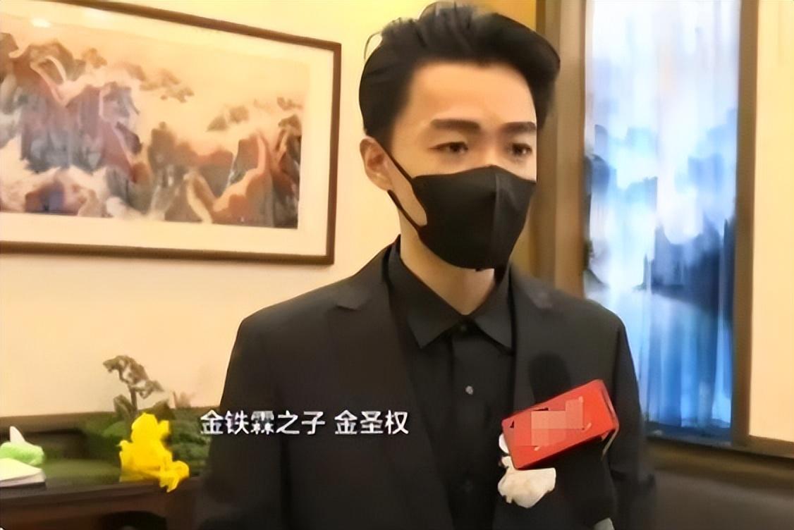 金铁霖追悼会：唯一儿子哭成泪人，现任妻子和前妻李谷一皆未出席