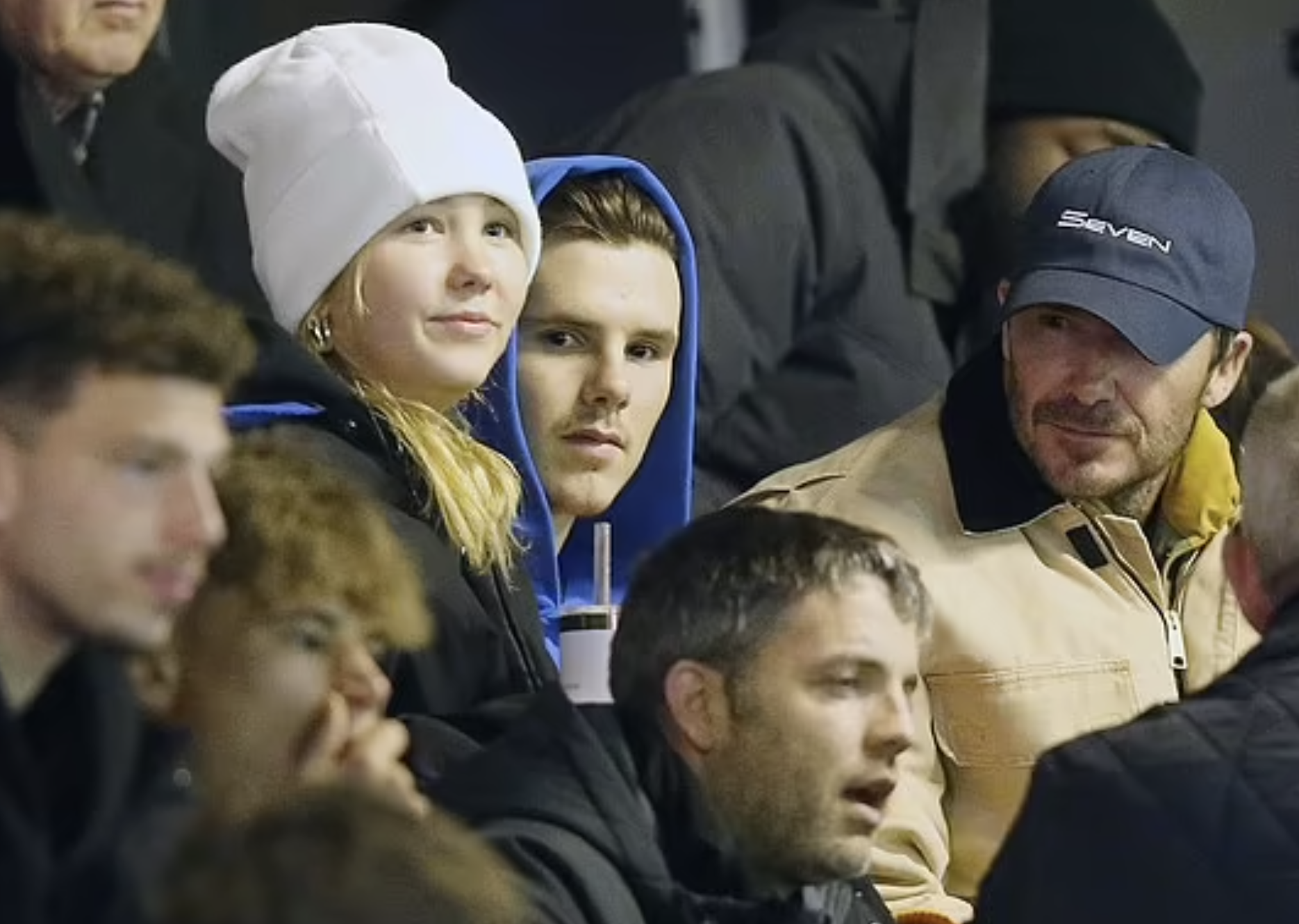 克鲁兹|贝克汉姆最帅小儿子克鲁兹和胖女友一起看球,穿女方外套大撒狗粮