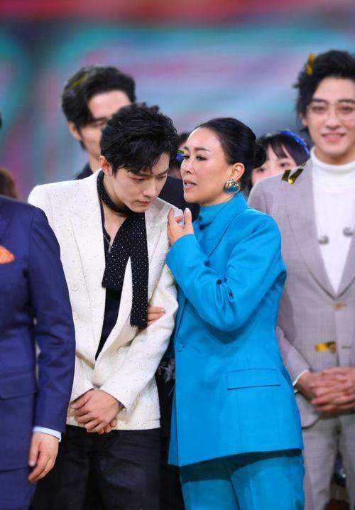 肖战|肖战穿短款皮衣赴微博之约,那英和马嘉祺聊天,称肖战为“战哥”