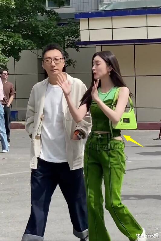 |古力娜扎回母校,一身行头超2万,肩部发青、裤子再掀热议!