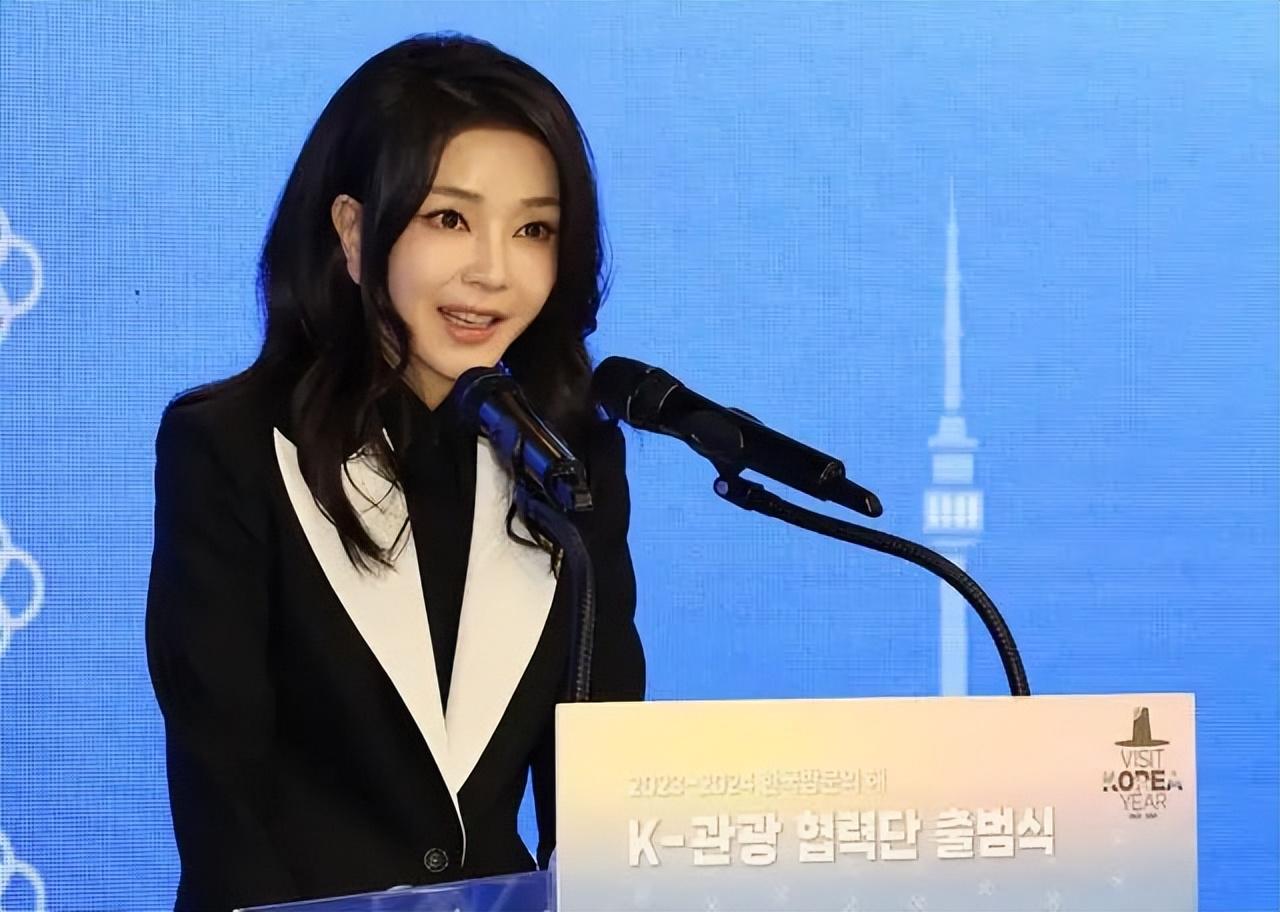 金建希 谁赢了？与韩国第一夫人金建希同框，三星长公主故意不化妆