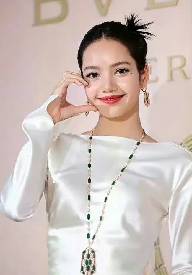 没刘海的Lisa很泰妹？