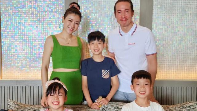 陈茵媺|陈豪牵着爱女散步一家五口开心度假 陈茵媺穿泳衣展示好身材