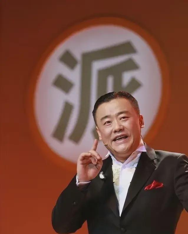 56岁周立波豪宅内吃大餐!头发稀疏老得大变样,曝定居美国已6年