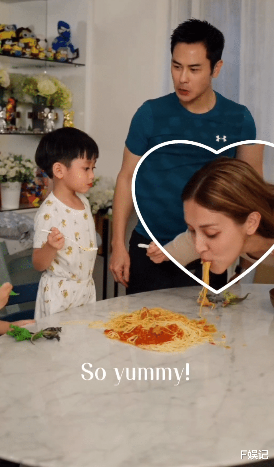 郑嘉颖|郑嘉颖亲自下厨和儿子们开心进食 将意粉倒在餐桌上让妻儿很惊讶