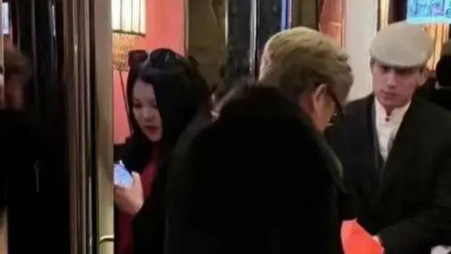 曝李湘与前夫酒店同住一间房，身着情侣装同框带娃，被疑复婚有望