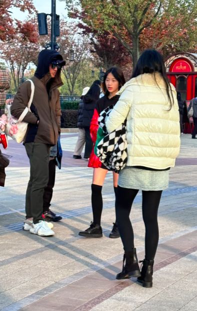 吴尊一家迪士尼被偶遇,女儿颜值引争议,老婆全身名牌被嘲像厂妹