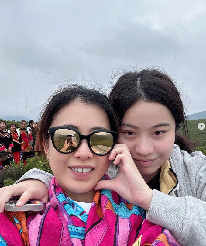 甘比携女儿现身凉山,翻过4000米高原嘴唇发白,首次穿上彝族服饰