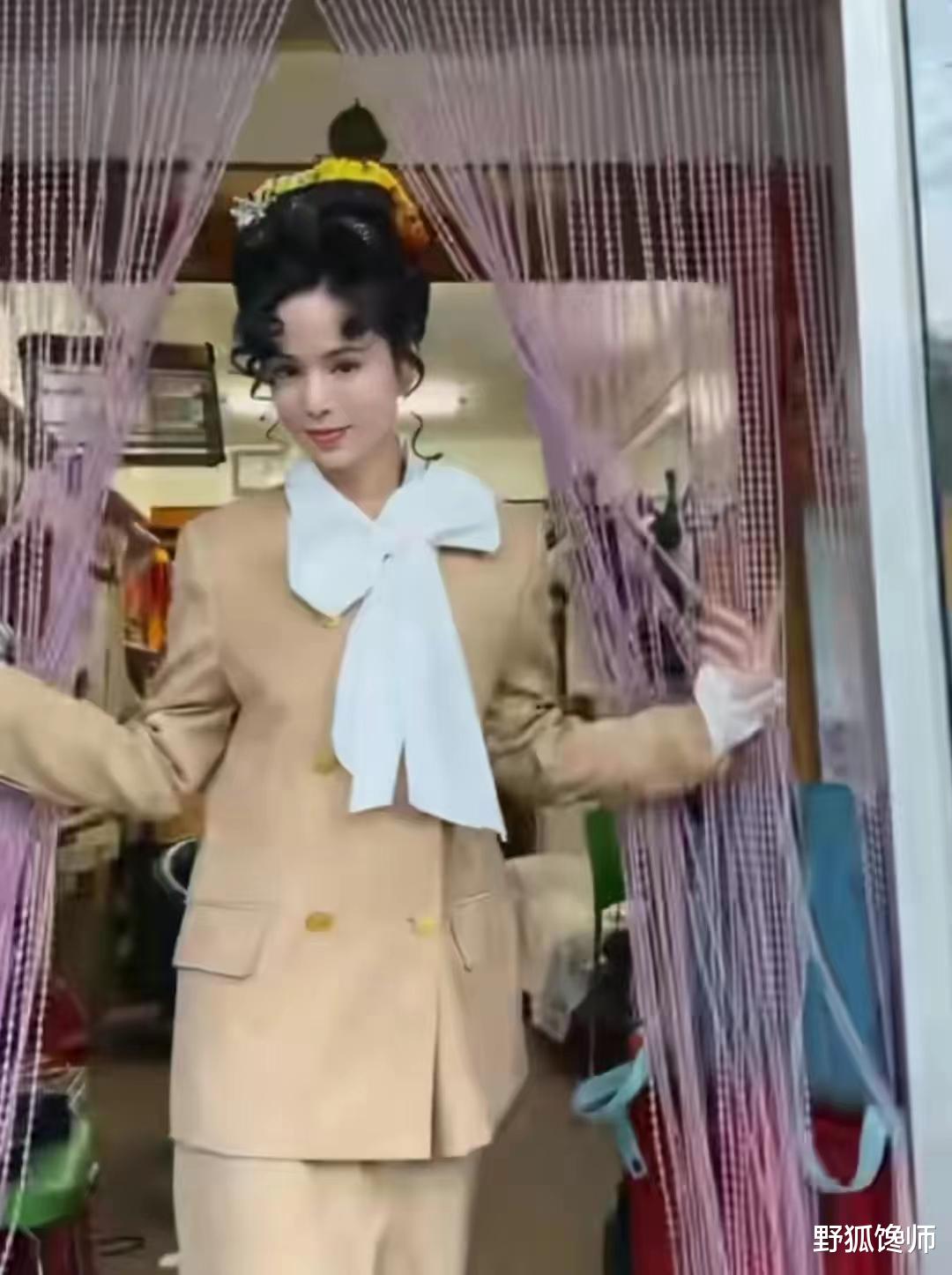 李若彤在天津大姨盘头造型，网友说好像雯丽丫头，既搞笑又可爱。