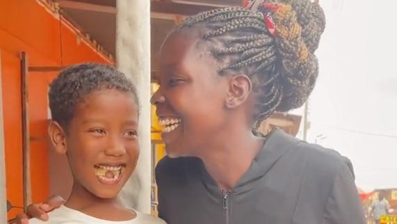 Rose给非洲娘家搭灶台，老公当众黑脸嫌搬砖太重，生吃虫子引争议