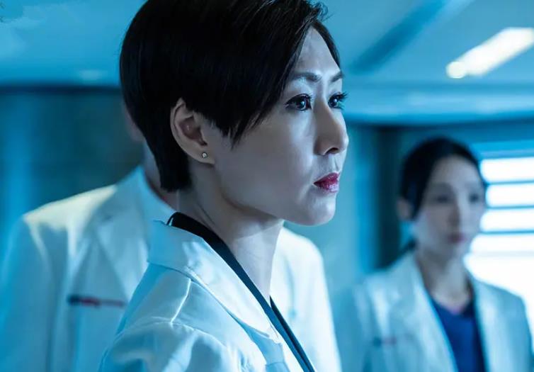 TVB|41岁胡定欣被曝黑脸!疑因不满TVB颁奖礼陪跑,跷二郎腿很不爽!