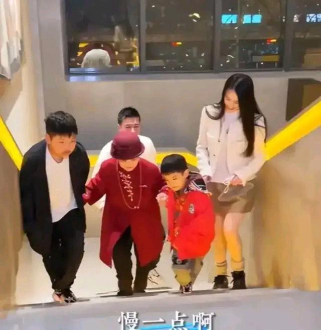 安迪|黄圣依一家四口为长辈庆生,两个儿子安迪和安麟都罕见出镜