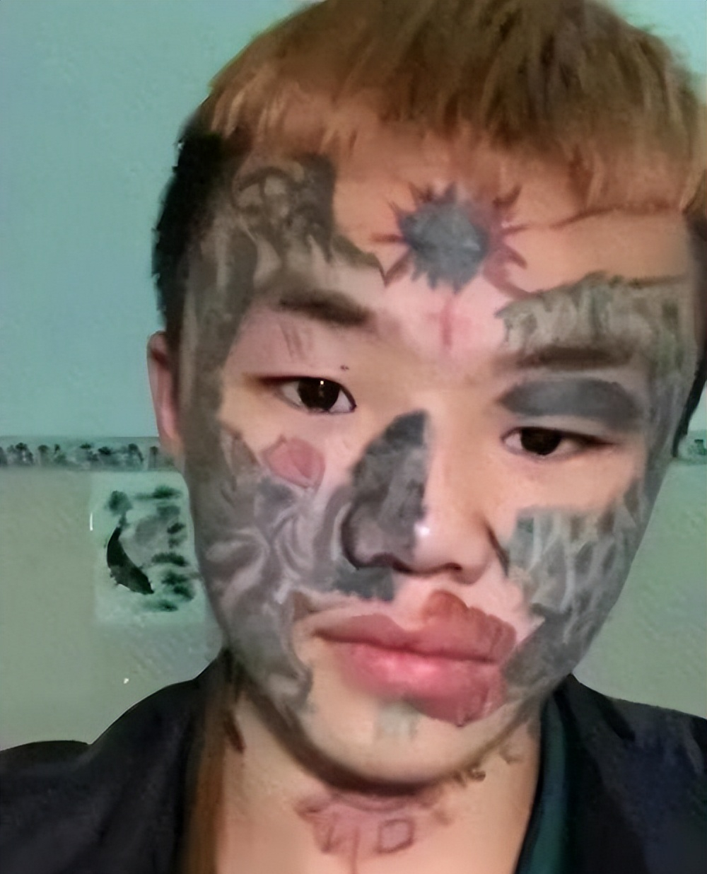 14岁少年满脸纹身,腰上纹着“四川战神”四个大字,如今怎样了?