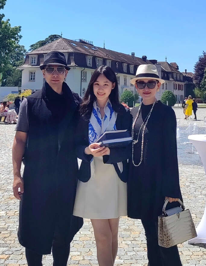 赵文卓16岁女儿瑞士毕业!身材高挑亭亭玉立,颜值不输一线小花