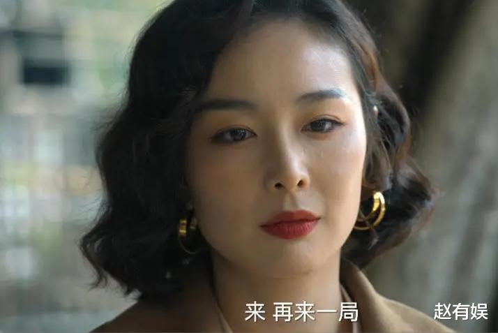 高叶|高叶戛纳红毯遇尴尬！礼服侧面崩开扎线，网友：让高启强给买衣服