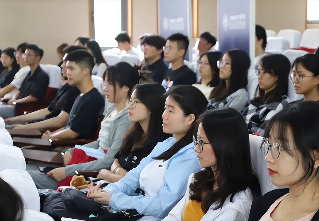 男大学生“理想女友”职业排行,医生不受待见,第一名实至名归