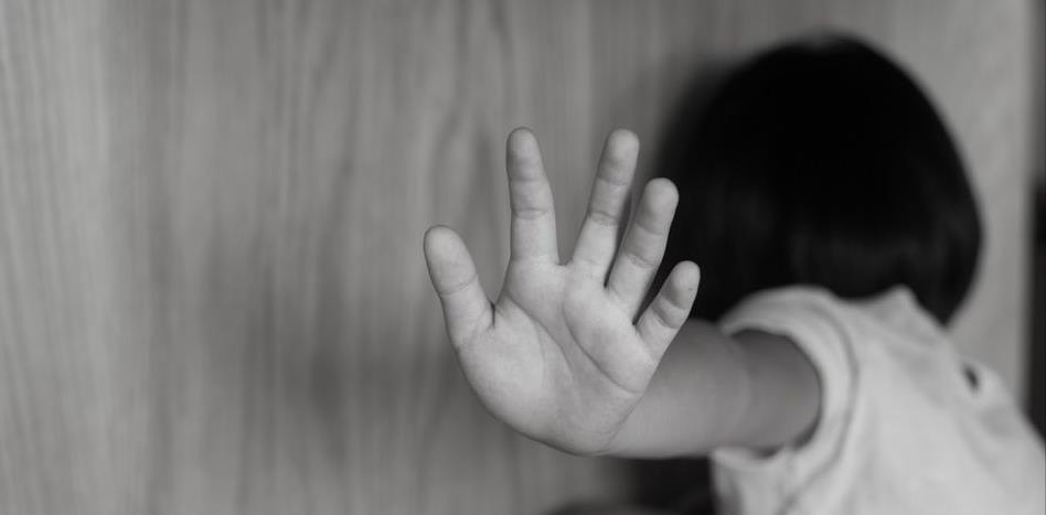 为得到王源，13岁女孩自愿“种蛊”，被性侵四次浑然不觉，离谱！