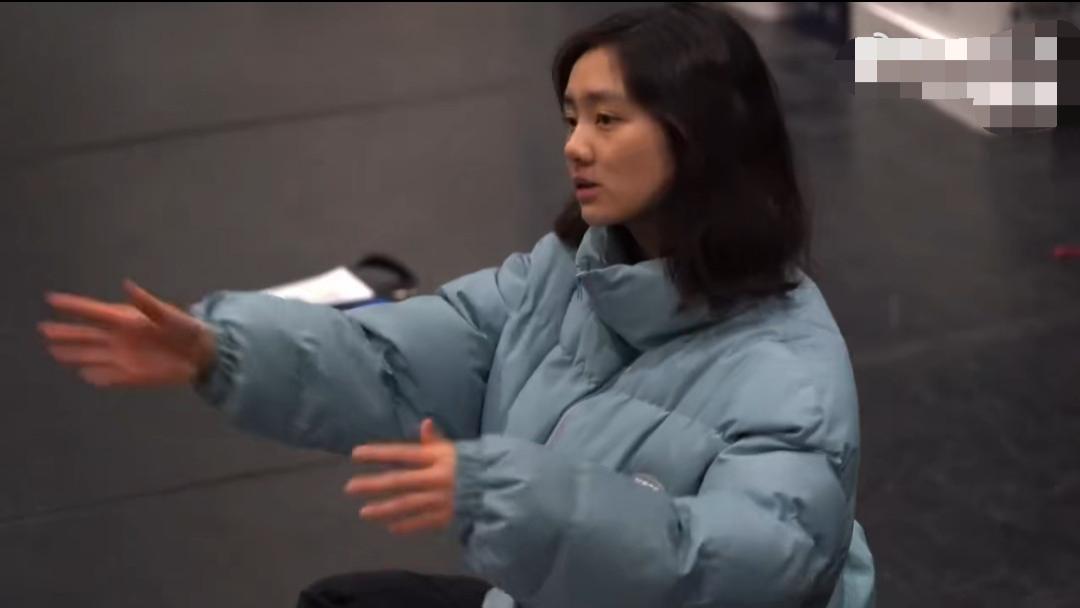 老明星|黄多多执导学校音乐剧，和外国同学互动，英语发音很流利