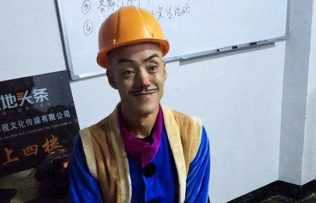 曾因长得丑被妻子嫌弃，后因熊出没而成名，今住别墅娶小20岁娇妻