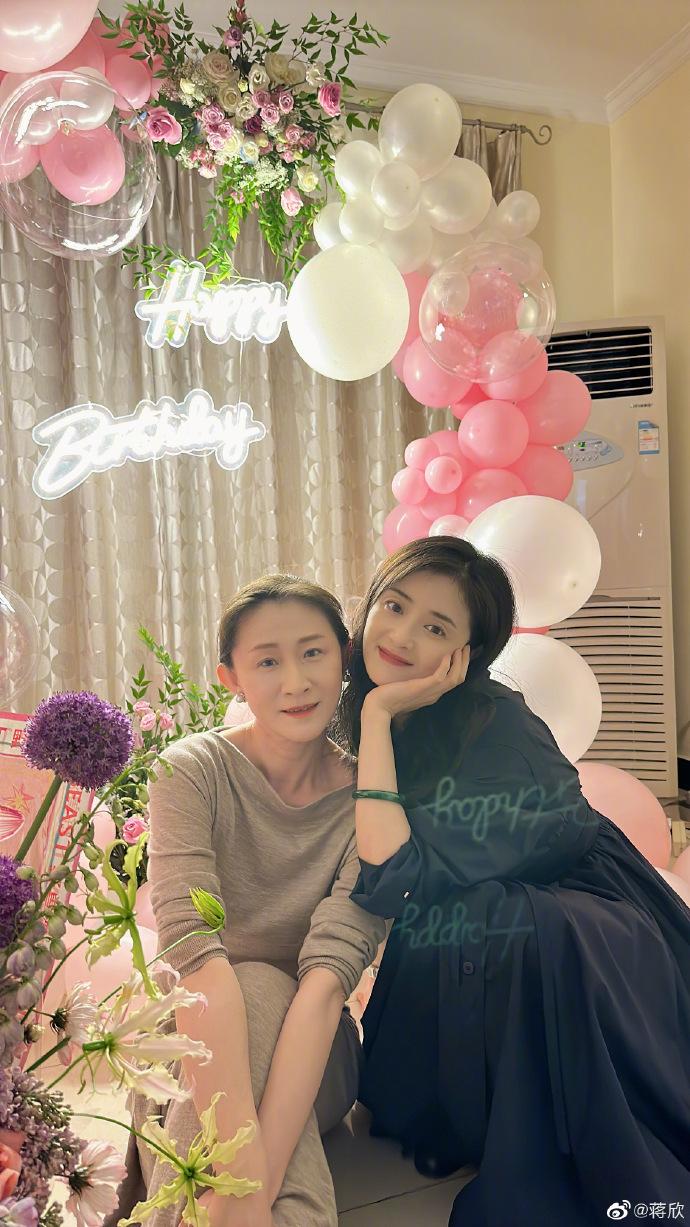 张天爱|40岁蒋欣晒生日现场照,穿束腰黑裙越来越瘦,脚背青筋超明显