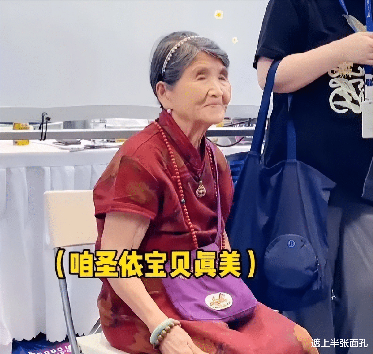 黄圣依|黄圣依拉90岁婆婆进直播间，商家卖力吆喝，老人一声不吭略显无奈