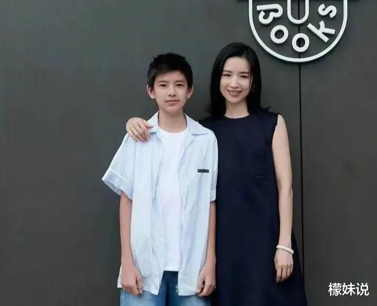 董洁|潘粤明董洁时隔十年首次互动，两人和好上热搜，网友分析出原因