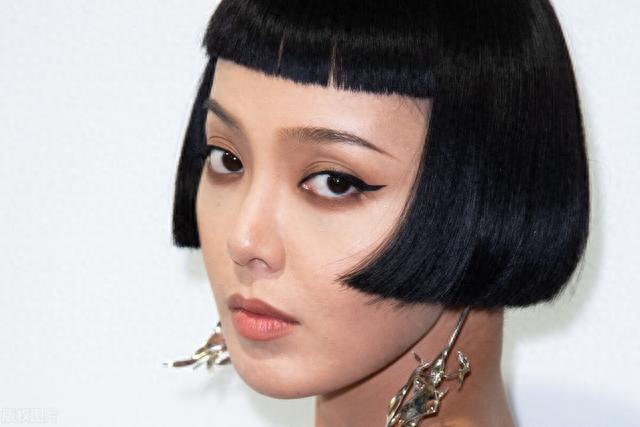 李涵的身材保养的是真不错