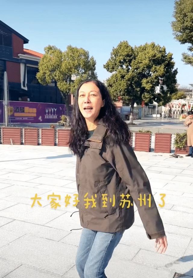 吴绮莉|50岁吴绮莉进厂打工！五官精致面容姣好，却难掩皱纹略显苍老