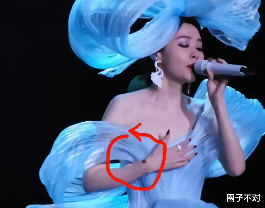 张靓颖演唱会被虫子吓出E6,台上自侃缓解气氛,黑虫放大好明显