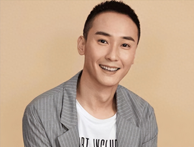 37岁知名男演员现状：搭档孙俪，如今住10平米小破房，不能上厕所