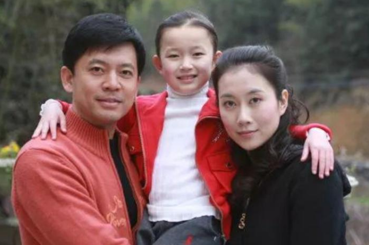 难怪当年拒绝巩俐示爱,原来“戏骨”何政军妻子就是她,瞒了31年