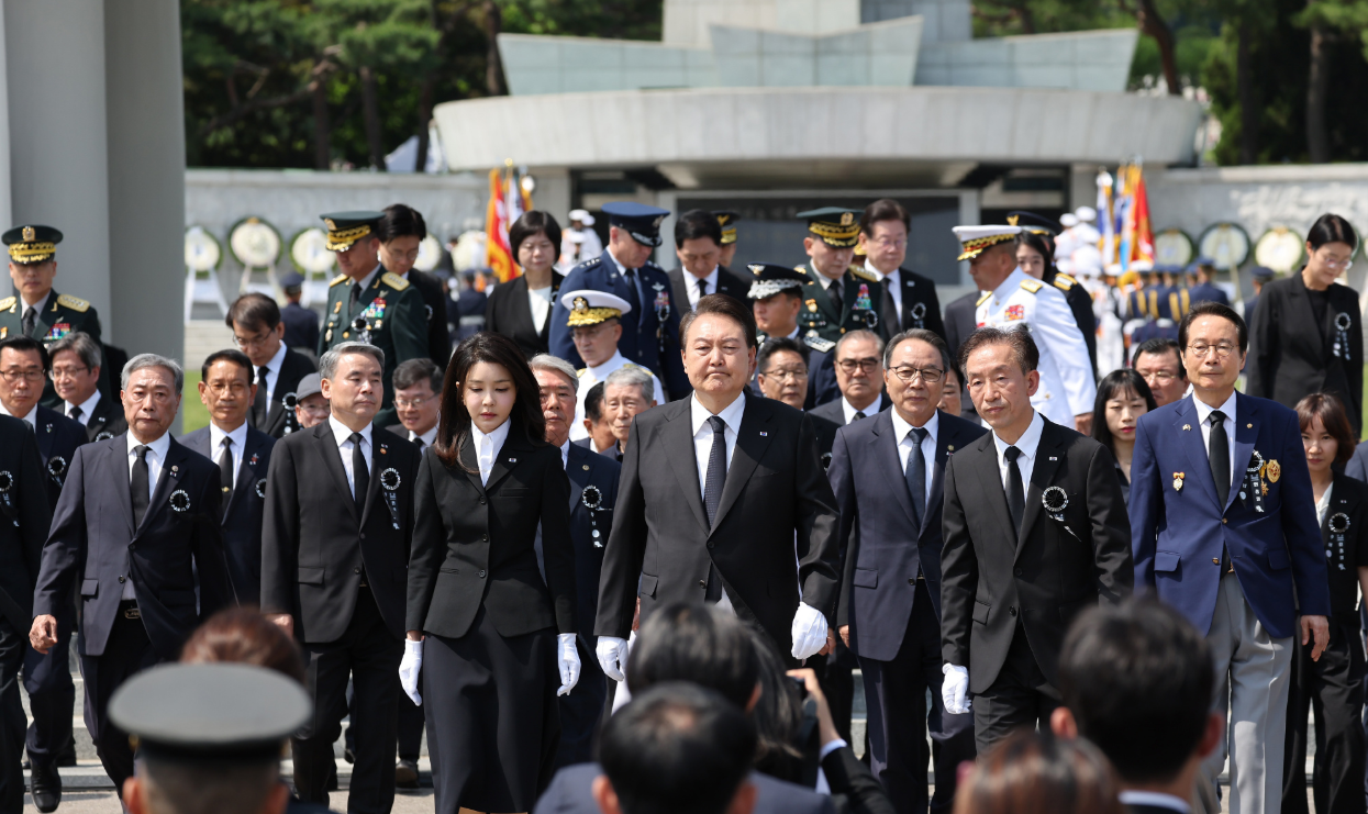 韩国第一夫人出席纪念仪式！穿黑白配戴手套显端庄，娃娃脸抢风头
