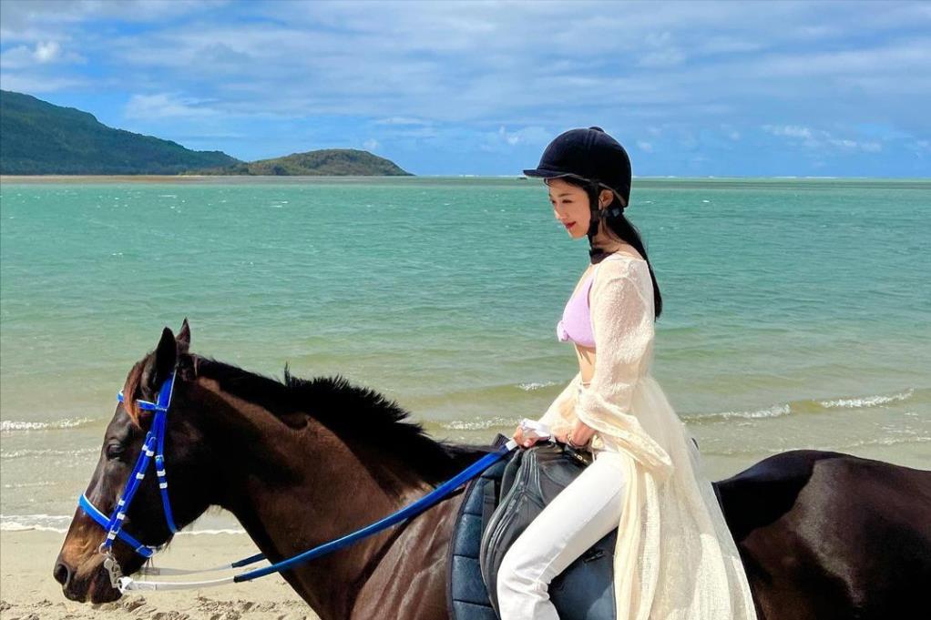 她是香港中环四美，嫁帅气钢琴家却出轨闺蜜老公，今生活依旧精彩！