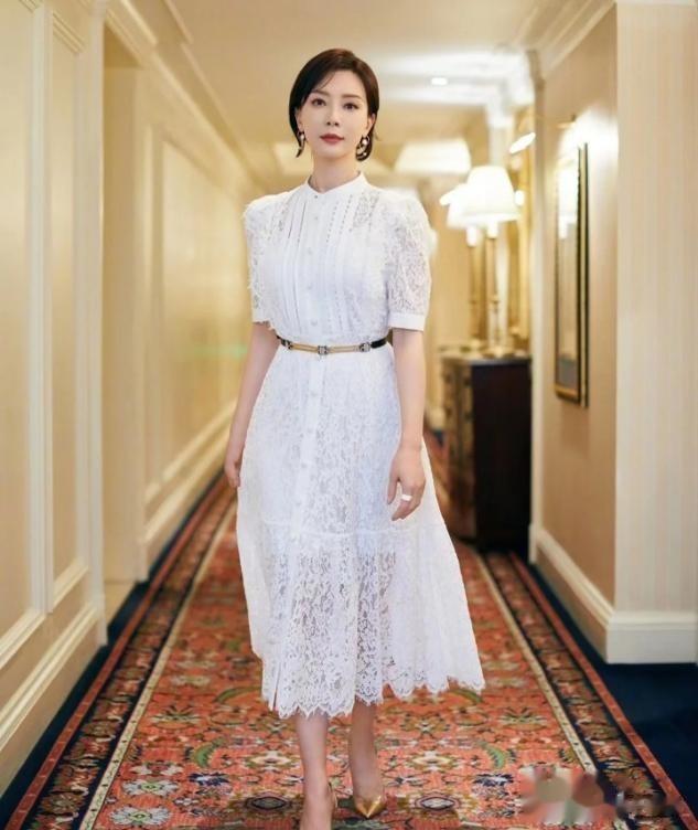 短发 陈数、袁泉告诉你:女人上了年纪,裙要长、发要短,美得优雅高级