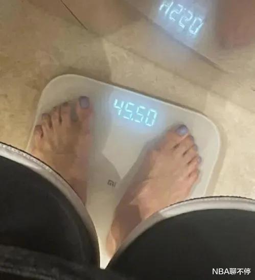 阿娇|阿娇钟欣潼减肥过度,镜头前露出胸骨,身体让粉丝们担心!